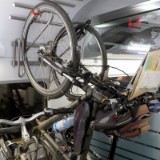 1808F 199 Fahrrad haengt im ICE